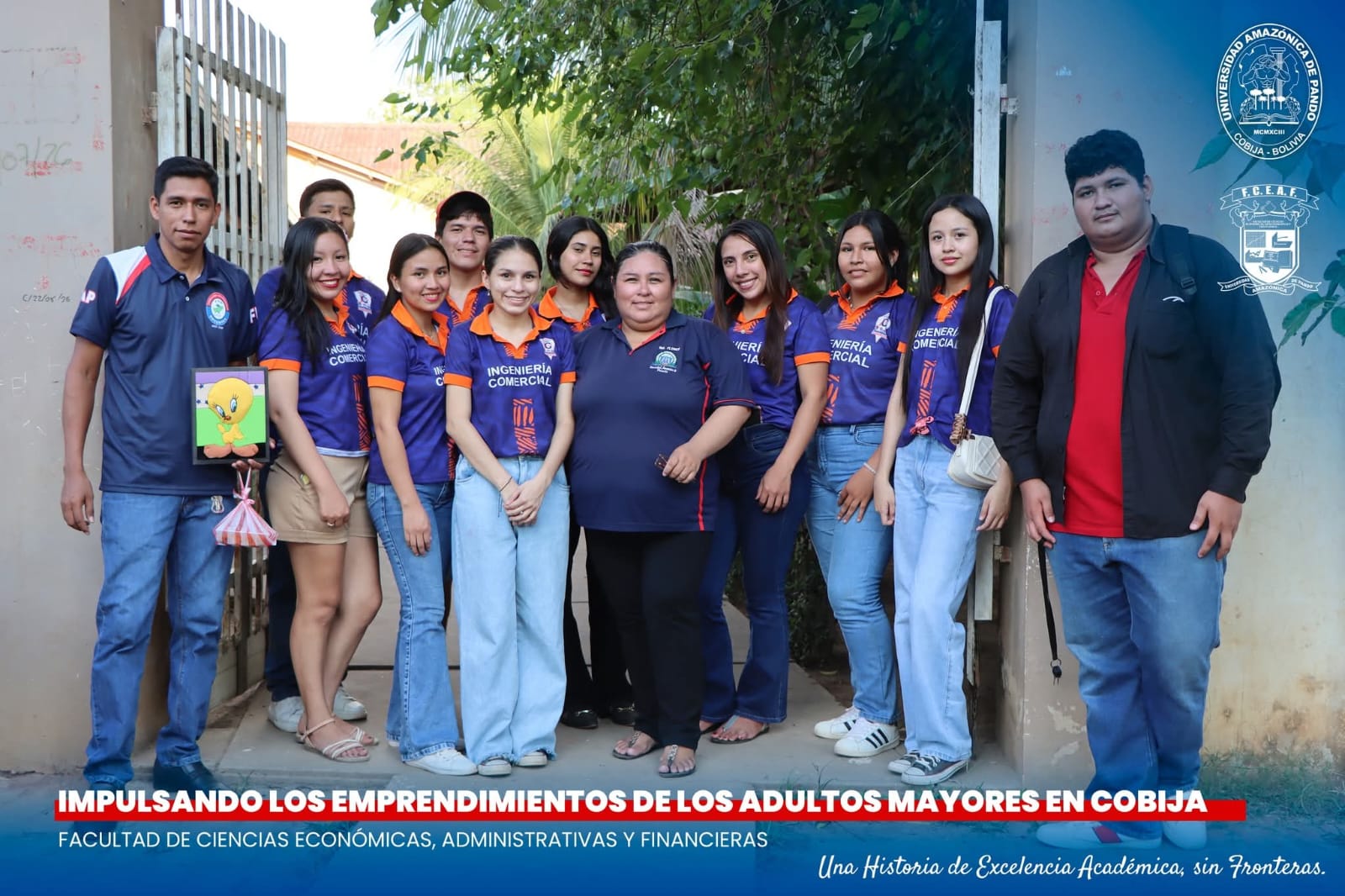 Estudiantes de Ingeniería Comercial con su docente en Cobija