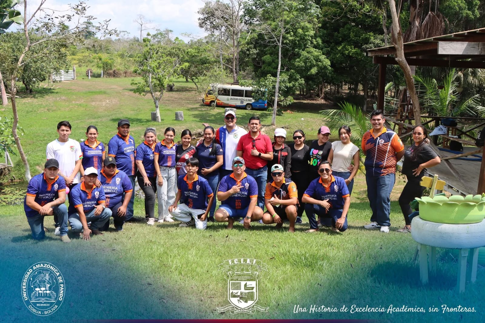 Estudiantes y docentes de Ingeniería Comercial reunidos al aire libre