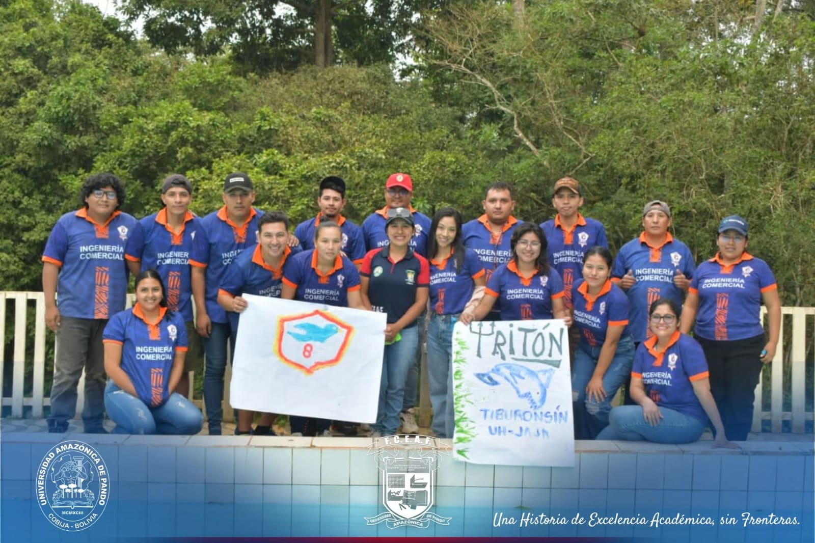 Equipos de Ingeniería Comercial con sus banderines en el taller de cuerdas