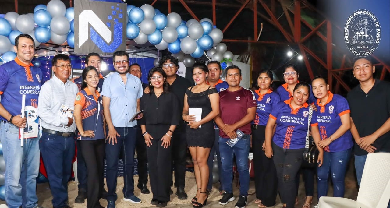 Estudiantes y docentes de Ingeniería Comercial en un stand de feria