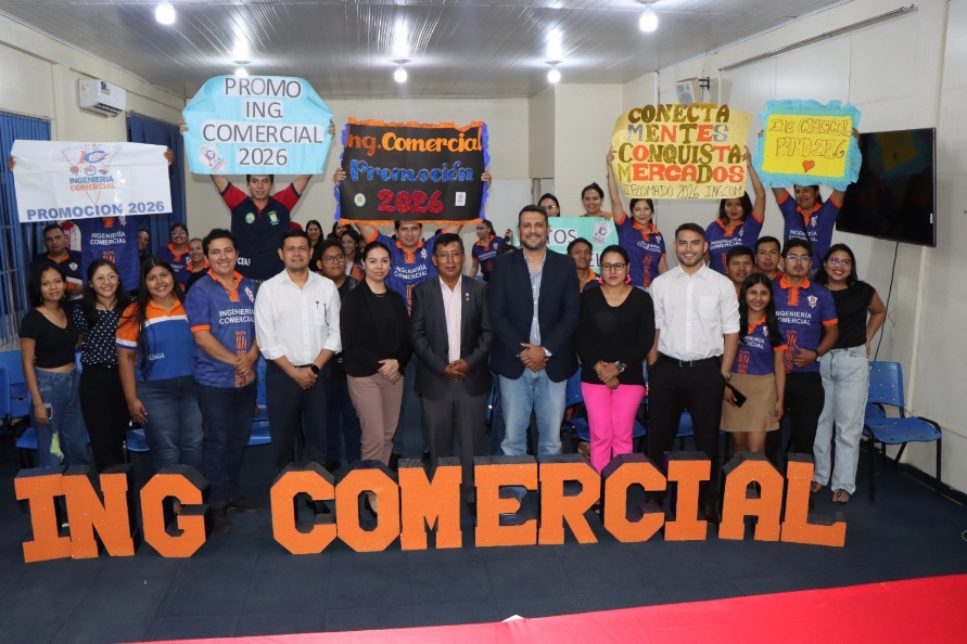 Promoción 2026 de Ingeniería Comercial con sus carteles y docentes